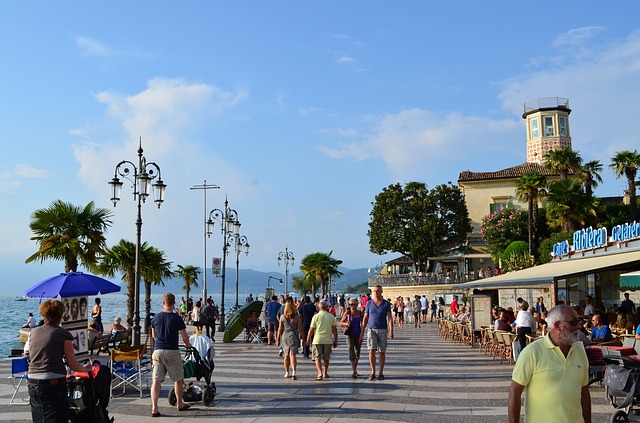 Lungolago Lazise, scoprilo con Autotransfer Verona